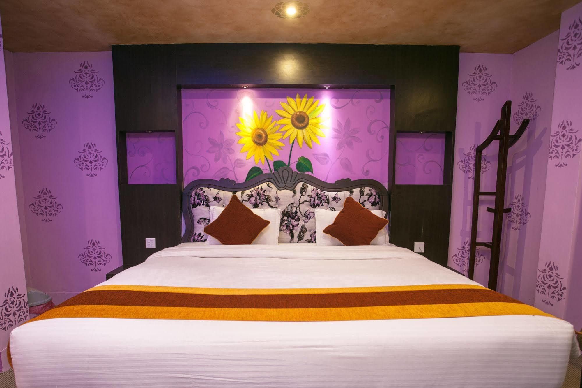 Hotel Nepal Tara Катманду Екстериор снимка